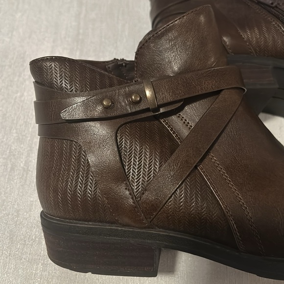 BareTraps Women’s Brown Ankle Booties w/ Design all along the side Size 8 - Picture 4 of 14
